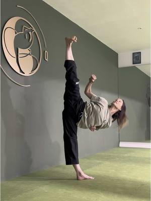 Kicking in my new playground! Let’s GOOOOOO!! 🔥🔥🔥🔥#chloebruce #chloebruceacademy #martialarts #girlswhokick #taekwondo #tangsoodo #kickitlikechloe #kicks 