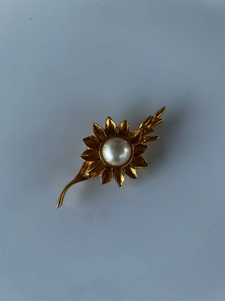 Vintage Gold Tone Flower Faux Pearl Cabochon Brooch product image (1)