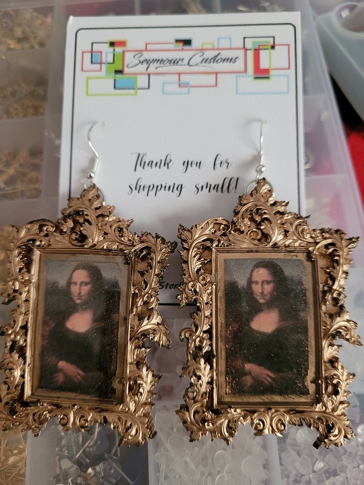 Mona Lisa frame earrings product image (1)