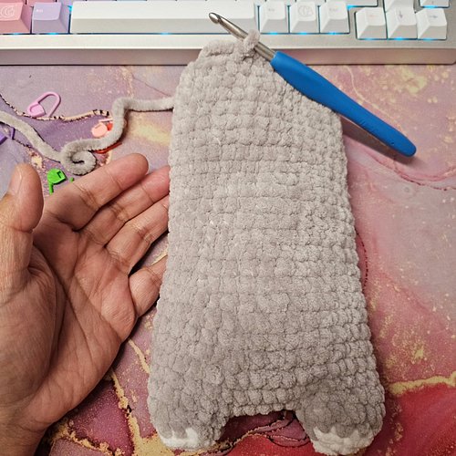 💙WIP AMI KITTY:PART2💙
So since last time, a long torso has appeared! The smol kitteh now is ready to get their face, ears n a...
