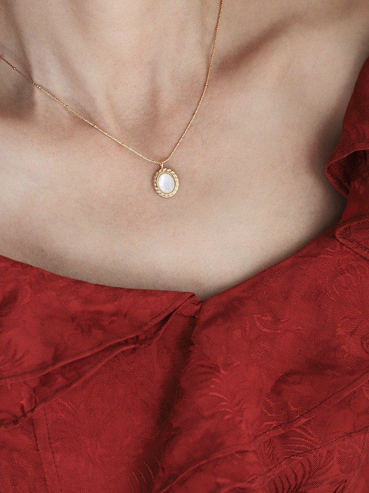 Vintage Oval Pearl Pendant Necklace | 18K Gold Plated product image (10)