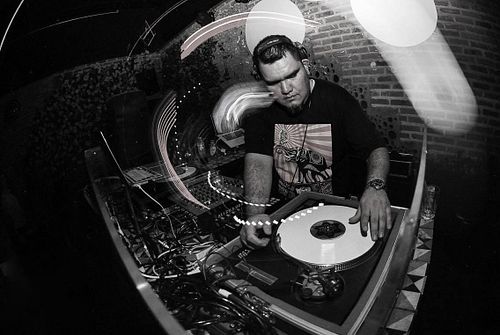 🪩🎛️ ¿Listos para un viaje a los 90's? Estoy EN VIVO mezclando los mejores clásicos en vinilo. 🎶💿 ¡Únete ya! 👉 https://www.twi...
