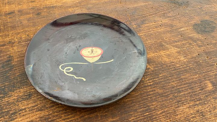 🎎 Antique Japanese Lacquer Plate with Koma Design – Japan Antique Roadshow product image (2)