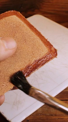 gluing the pockets on slim leather wallet
#handmade #leatherwork