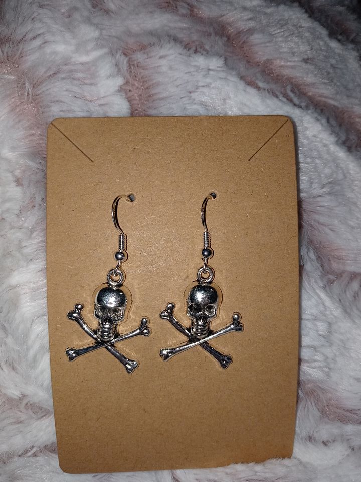 Boss momma skull earrings product image (1)