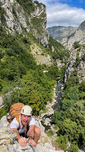 After 28 days living out of the car in Spain, these travel bags have been total game-changers, keeping us organised, clutter-...