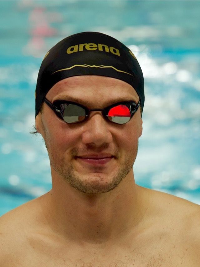 arena x TheSwimsuitGuy Aquaforce Wave Race Cap- Black & Gol product image (1)
