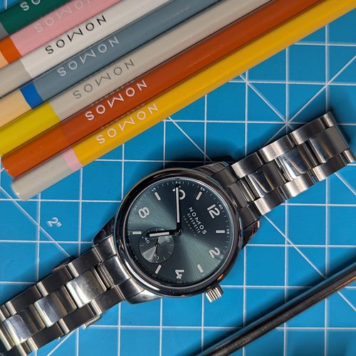 Our next review is the NOMOS Club Sport Neomatik Petrol... And I love it. 

Honestly stunning, with only a few notes 😉 

I ma...