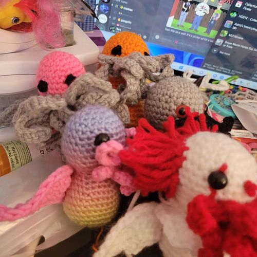 I was commissioned to make 5 Cthulu's. The purchaser loves them!  Sneaky side peek at my favorite --Pennywise'Thulu