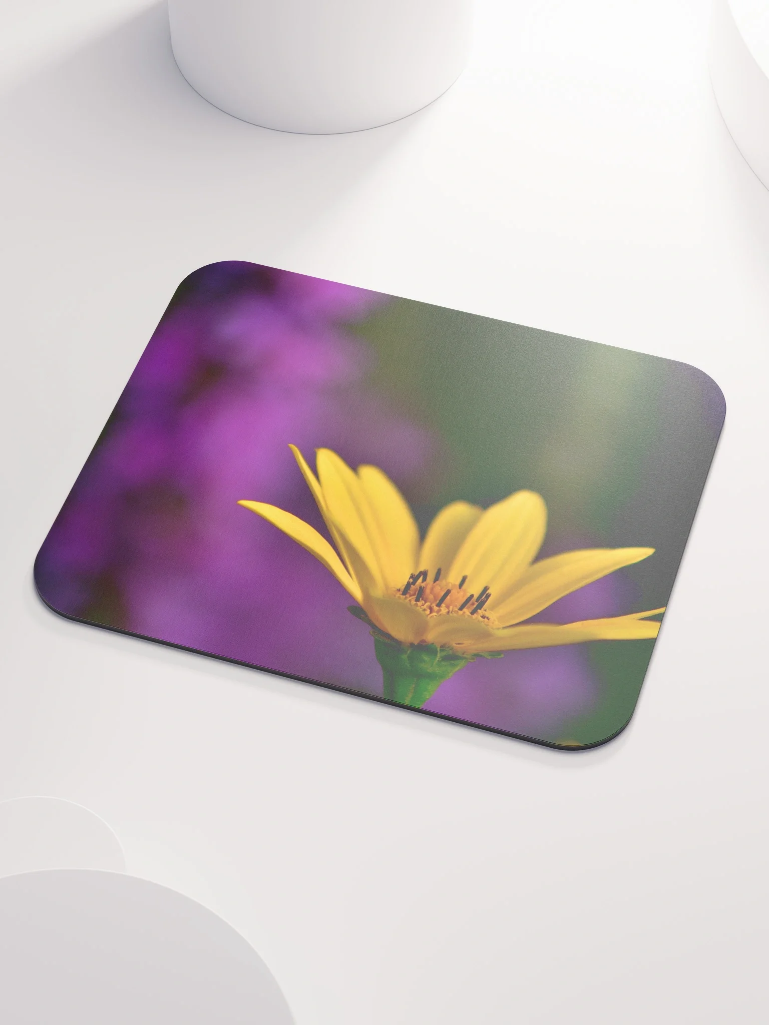 Mauspad - leuchtend gelbe Blüte vor violettem Hintergrund product image (3)