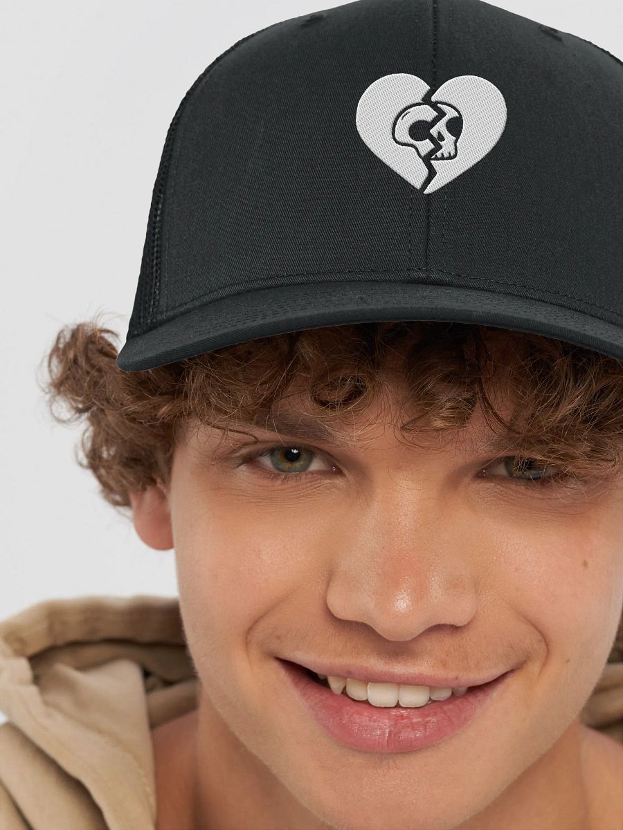 Broken heart skull hat white product image (8)