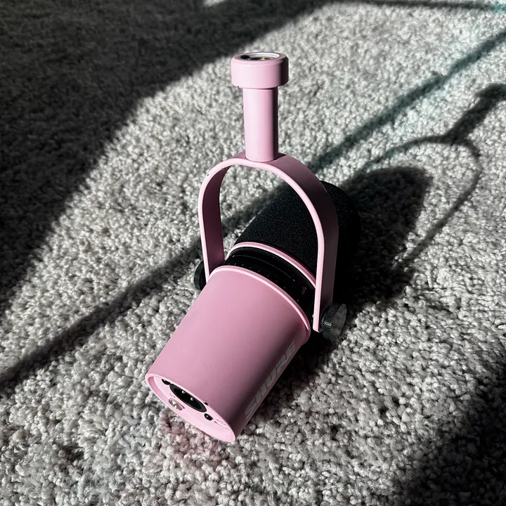 SHURE MV7 microphone - cotton candy pink matte product image (2)