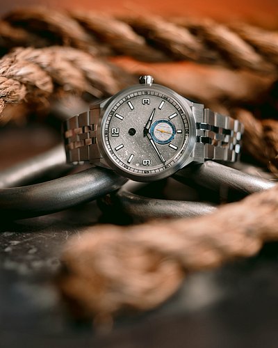 🔥 Every one-of-25 @zeloswatches Comet 39 ‘51’ has a dial cut from the exhaust cowling of an actual P-51 Mustang.
It’s not a m...