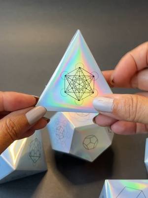 Una mirada más cercana a los Sólidos Platónicos - Cada sólido guarda su propia simetría, belleza y equilibrio — pequeños universos en sí mismos. Desde cartulina sencilla hasta papel holográfico brillante, la geometría cobra vida en cada pliegue y arista. No son solo matemáticas — son arte en movimiento, expresiones de una armonía eterna. Pliegues sencillos… posibilidades infinitas.  Deja que tu imaginación vuele, y descubre lo que puedes crear. Más lecciones en Zona Practica - Hands-On Zone — enlace en bio #SolidosPlatonicos #GeometriaSagrada #ArteGeometrico #HandsOnZone #InspiracionDIY #ArteMovil #PlatonicSolids #SacredGeometry