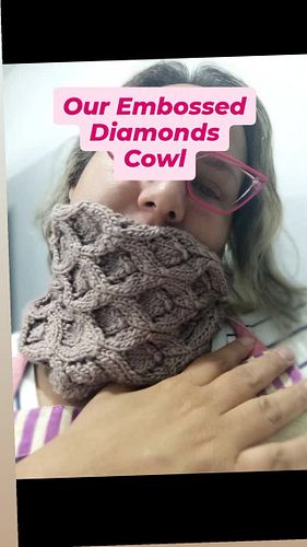 The Embossed Diamonds Cowl is a free Knitting Pattern we have on our YouTube channel. Link on Pinned stories coming up.
.
.
#...