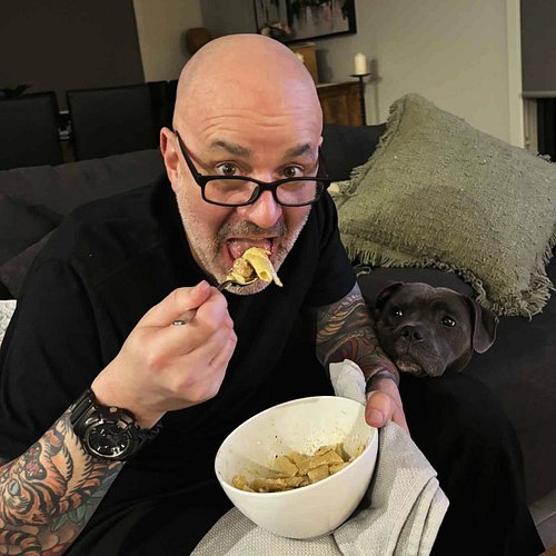 Do you ever get the feeling that you’re being watched? 🐶 #staffy #puppy #food #pest 👀