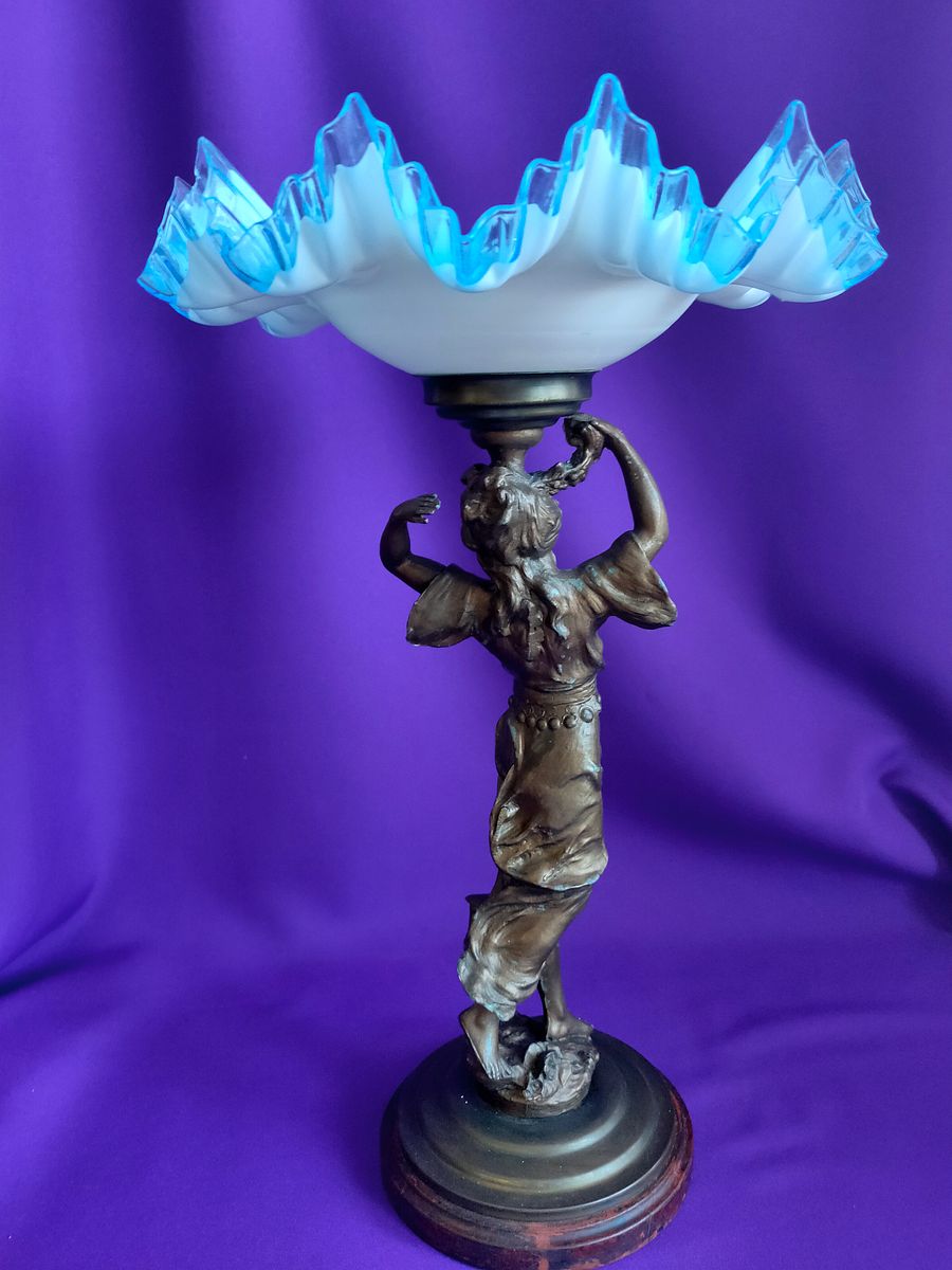 🌟Estátua Arte Nova em Metal com Taça de Cristal Branco e Bordo Azul – Peça Única e Colecionável product image (5)