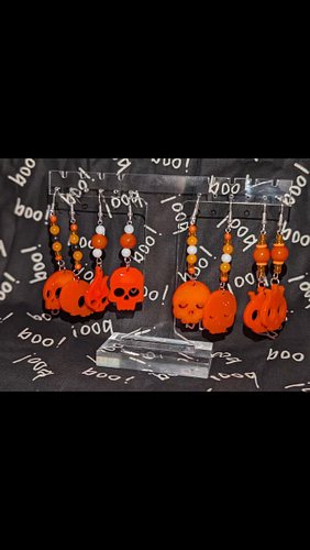 SPOOKY ITEMS DROPING SOON! 

https://thecraftywolf-shop.fourthwall.com