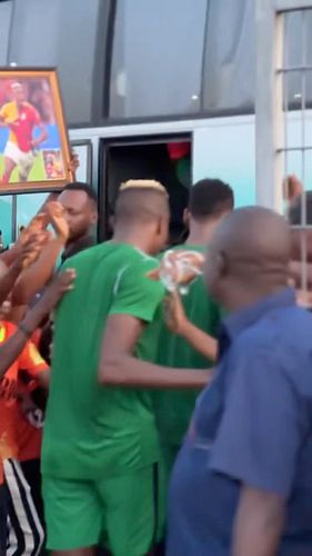 Fans mob Victor Osimhen at training today 😂😂

#victorosimhen #reels #supereagles #naija #galatasaray  #victorosimhen9
