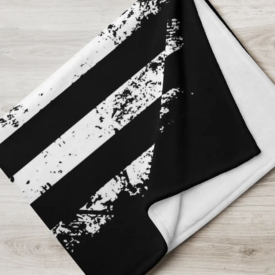 Patriotic Comfort: Distressed Stars and Stripes Black and White American Flag Throw Blanket product image (5)