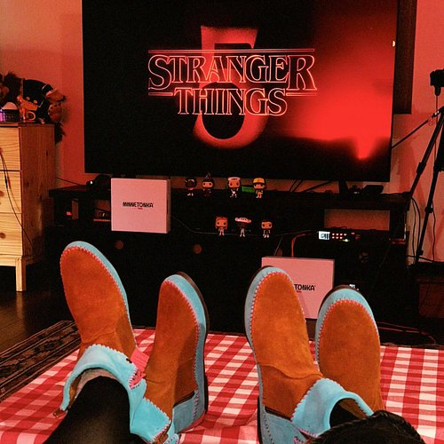 👀 These shoes look… familiar to you?
Big shoutout to Minnetonka for sending us the official Stranger Things kicks for the fin...