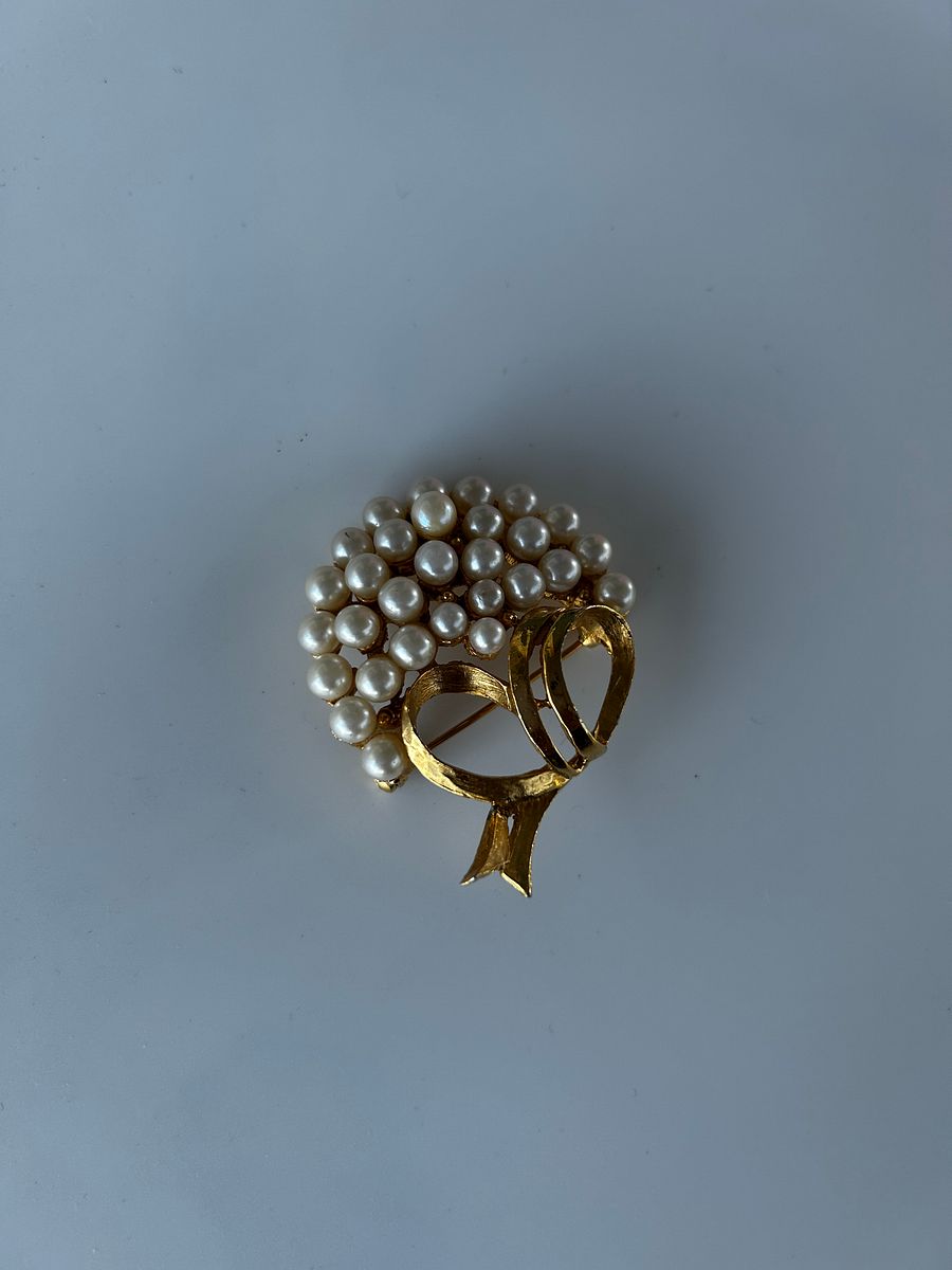 Vintage Gold Tone Faux Pearls Bow Brooch product image (3)