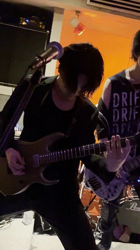 Small stage but big guitar solo and giant breakdown