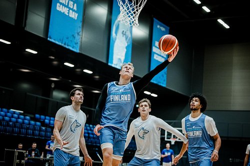 Susimeiningit täydessä käynnissä!🐺 mitä veikkaat et naureskellaan Seppälän kanssa?👀 #susijengi #urhea #ewyd 📸: @icaven