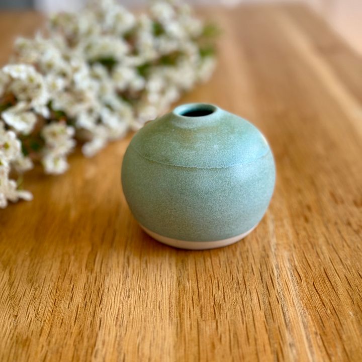 Bud vase product image (1)