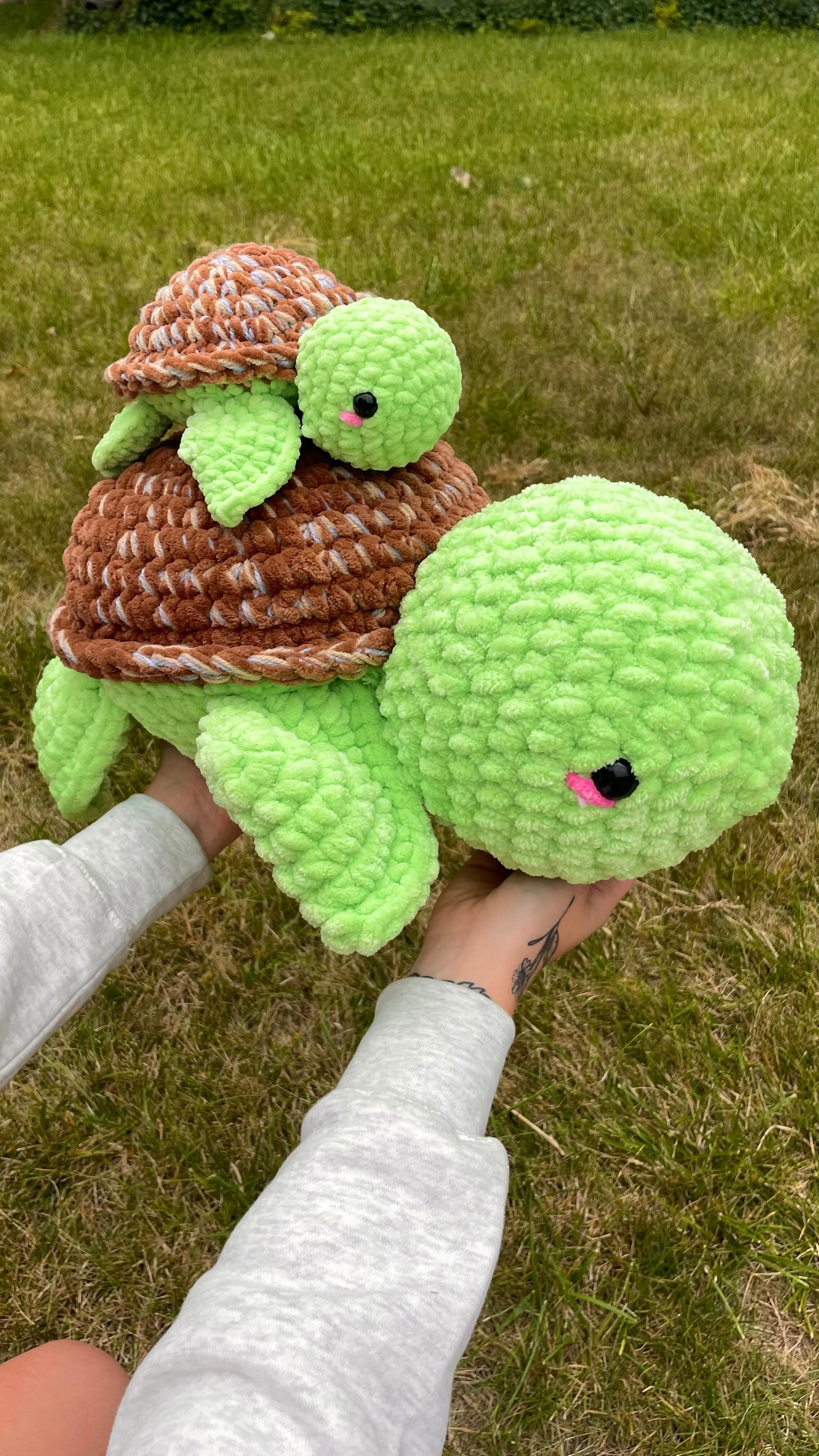 Mom and baby 🐢🤍🧑‍🧒

Pattern @crochetbygenna 

@premieryarns Parfait chunky & parfait chunky XL.  Also used grey and tan acryl...