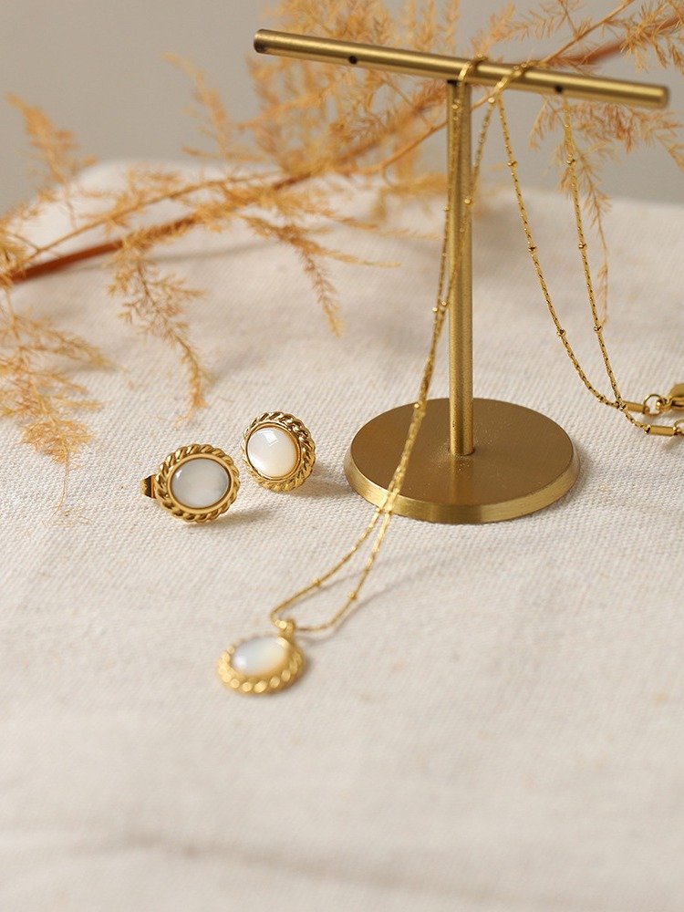 Vintage Oval Pearl Stud Earrings | 18K Gold Plated product image (3)