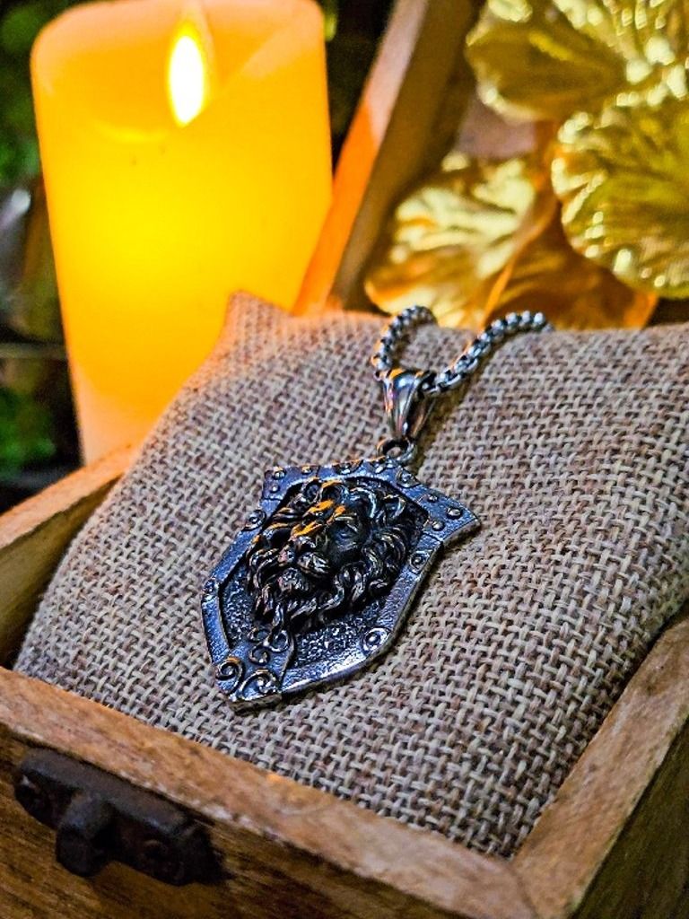 The Armored Kingdom Shield of the Roaring King Necklace product image (4)