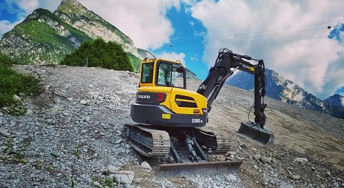Volvo ECR88D PRO working on a mountain side
FOLLOW @macchinari_pesanti for more!
[📸 @fllifabriscostruzionisrl ]

MERCH➡️ shop...