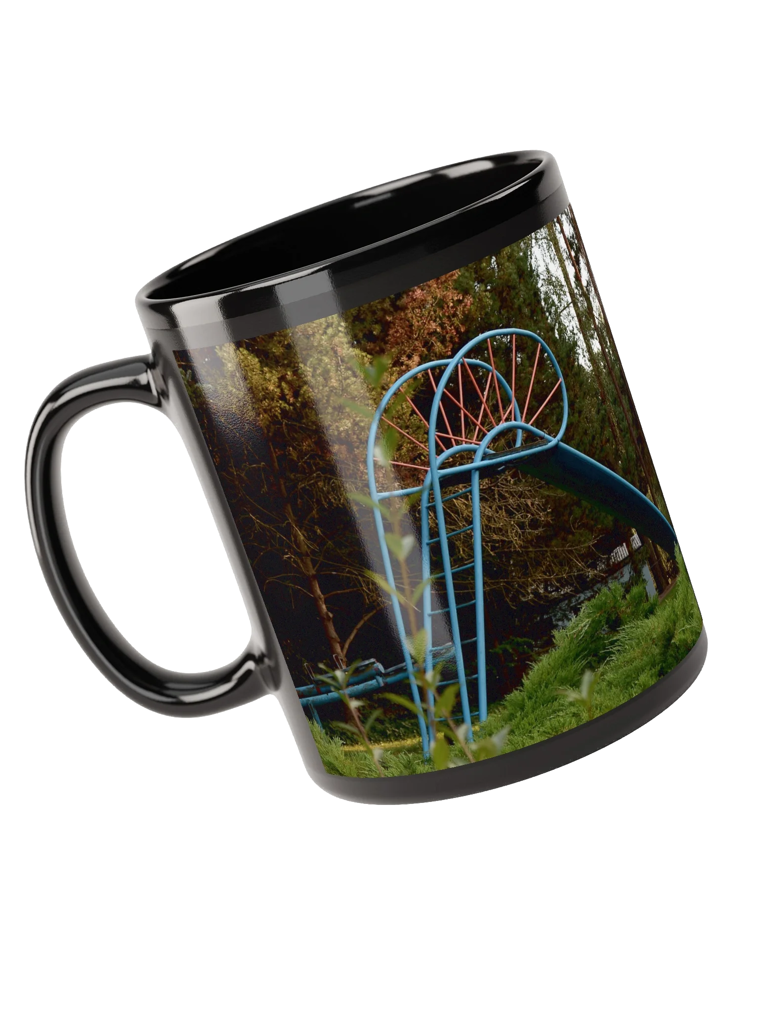 Keramiktasse schwarz - Verlassener nostalgischer Spielplatz im Wald product image (3)