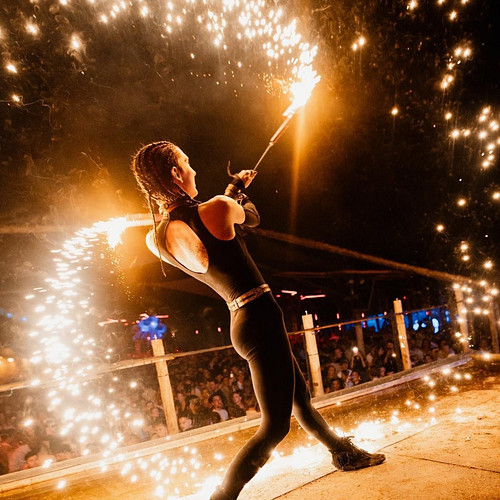 Sparkling up the roof at @thuishaven 🔥✨ Will be back this Sunday 💪🏼

.. feels good to perform again 🔥 It was a bit too quiet ...