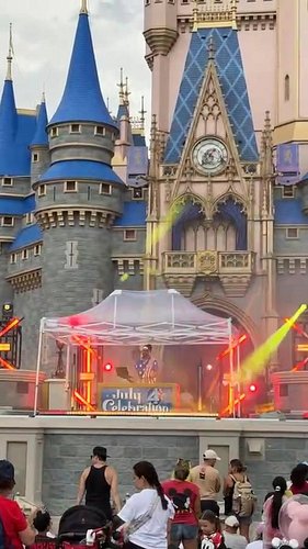 ❤️🤍💙@beamthedj at Disney’s Magic Kingdom 🎶 Happy Fourth of July! 🇺🇸 

.
.
.

Fourth of July
Disney
Magic Kingdom 

#disneypar...