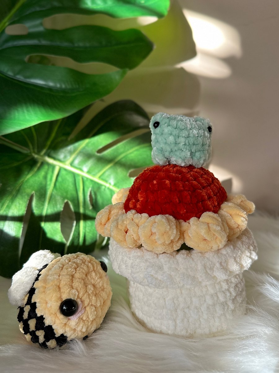 Removable Potted Sunflower & Smol Frog product image (3)