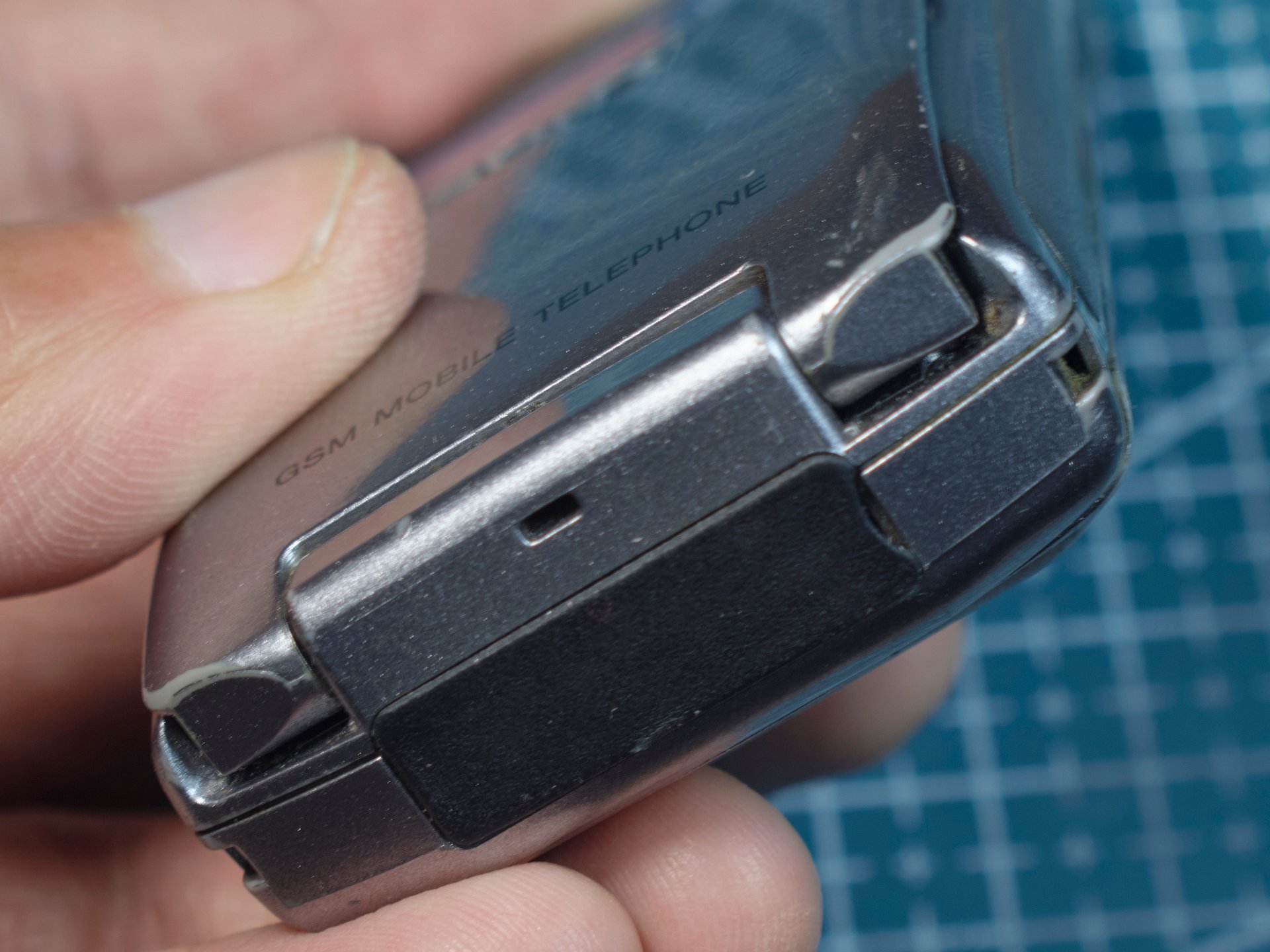 Sony CMD-Z5 Unlocked – Vintage Retro Mobile Phone with Original Charger – Rare Collectible product image (7)