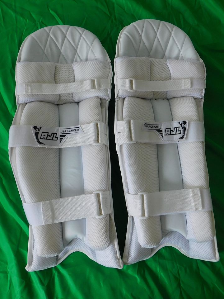 Cricket Pads - Adult Medium product image (2)