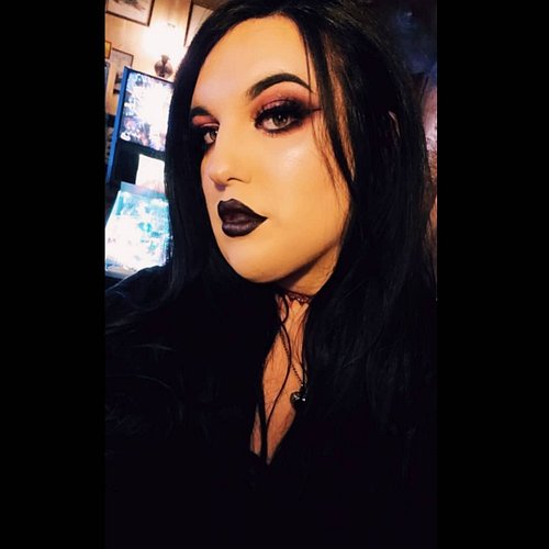 its spooky season 🖤🧡
.
.
.
.
#spooky #spookyseason  #goth #makeup #horror #livingdeadgirl #transgender #trans