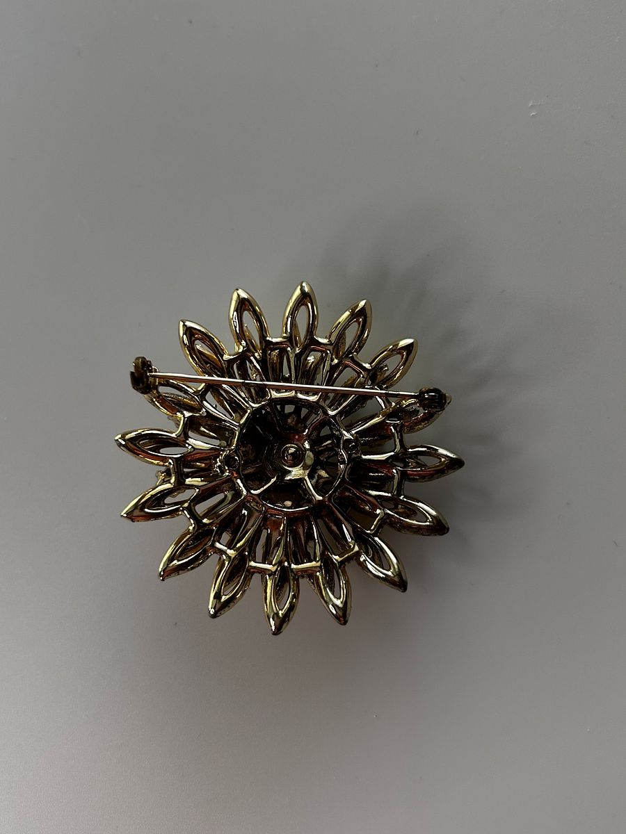 Vintage Gold Tone Flower Rhinestone Brooch product image (5)
