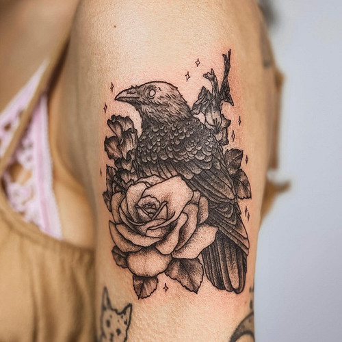 raven with a rose, gladiolus, and sweet pea🖤🌹✨ thank you for your trust! 

done at @drip.tattoo 

.
.
.
#art #artwork #tattoo...
