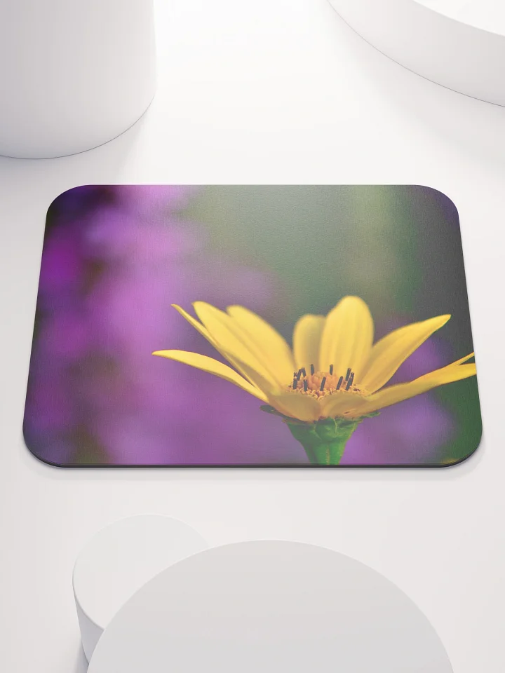 Mauspad - leuchtend gelbe Blüte vor violettem Hintergrund product image (1)