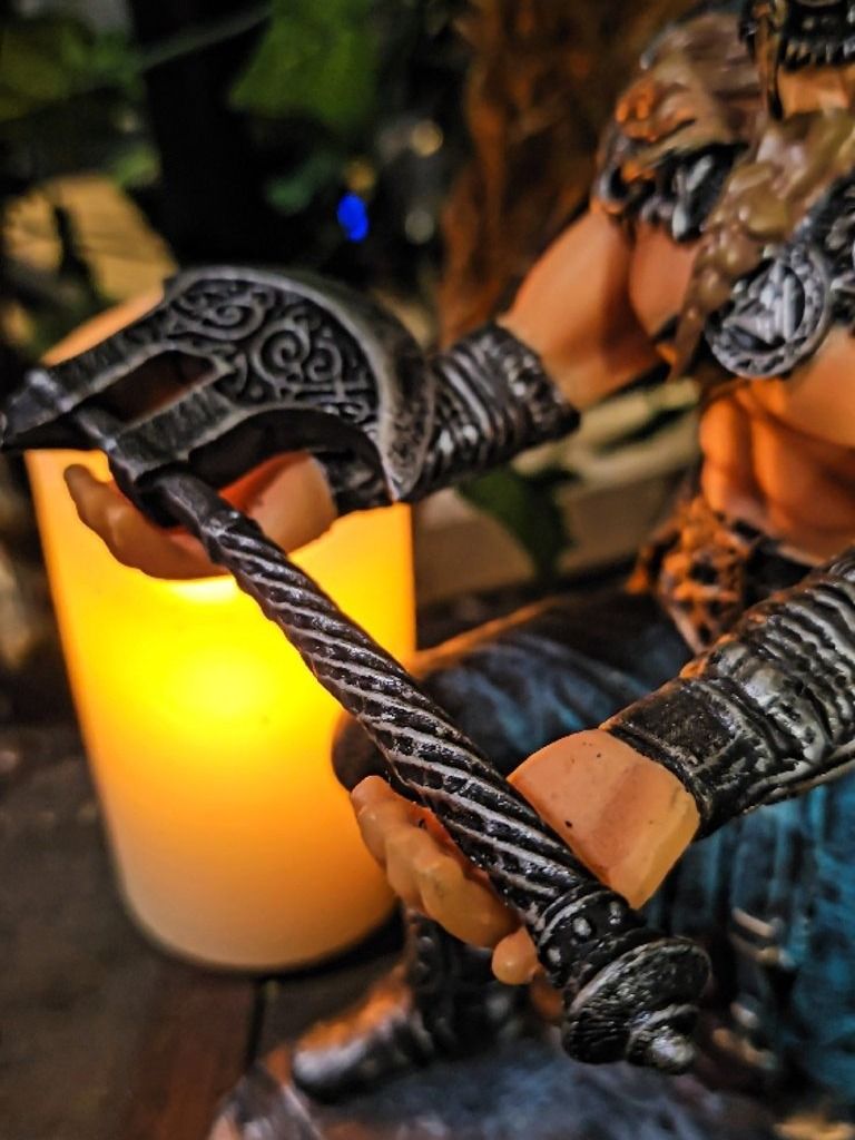 The Armored Kingdom Kneeling Norse Valor Warrior Stand Holder product image (2)