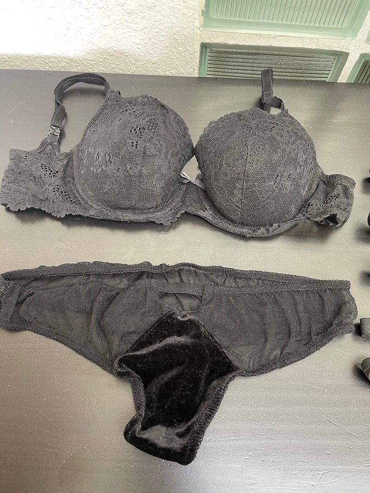 Victoria’s Secret Velvet and Lace Bra + Panty Set w bonus leg garters product image (2)