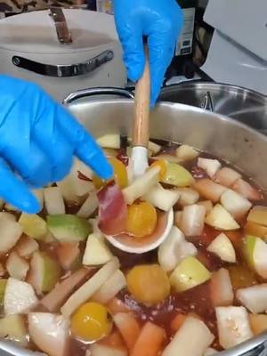 El Ponche Navideño que Calienta el Alma y el Corazón 🔥 Ingredientes: ​Base líquida: ​4 litros de agua ​Endulzante y especias: ​2 conos grandes de piloncillo (o azúcar morena al gusto) ​3 rajas de canela ​1 cucharada de clavos de olor enteros ​Frutas: ​1/2 kg de tejocotes, pelados (opcional) y cortados por la mitad ​1/2 kg de guayabas, cortadas en cuartos ​3 manzanas, cortadas en cubos ​3 peras, cortadas en cubos ​2 cañas de azúcar, peladas y cortadas en bastones ​1 taza de ciruelas pasas ​1/2 taza de flor de jamaica ​100 g de tamarindo pelado #PoncheNavideño #RecetasNavideñas #PoncheMexicano #BebidasCalientes #fiestasdecembrinas 