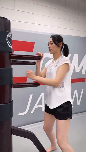 Correcting common mistakes when training by yourself with the wooden dummy 🪾
Most people move their hands without connecting ...
