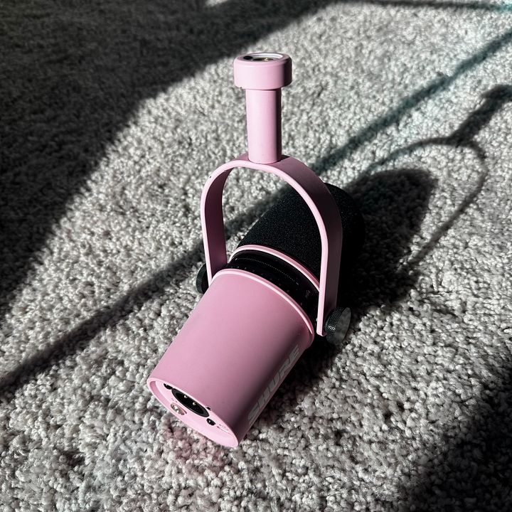 SHURE MV7 microphone - cotton candy pink matte product image (2)