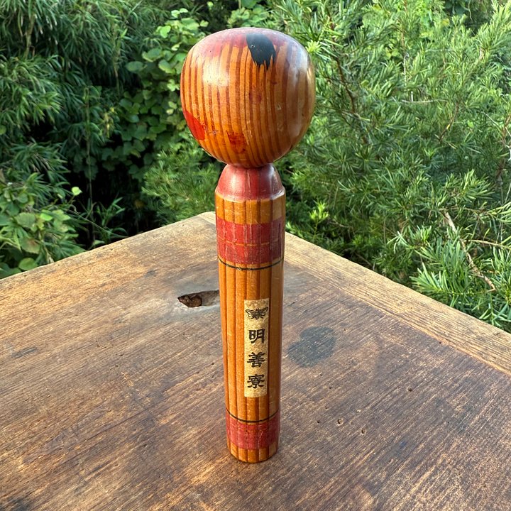 🎎 Vintage Japanese Kokeshi Doll with Floral Motif & Signature – Japan Antique Roadshow product image (2)
