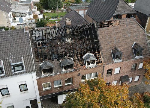 Goch: Hoher Sachschaden nach Dachstuhlbrand

Ein ausgedehnter Dachstuhlbrand an der Kalkarer Straße in der Gocher Innenstadt ...